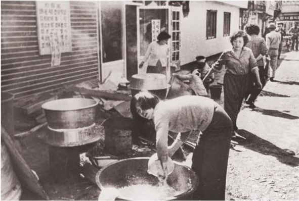 1980년 5.18광주민중항쟁 당시 광주지역 여성들이 주먹밥을 만들기 위해 밥을 짓고 있다. ⓒ5.18기념재단 누리집 갈무리