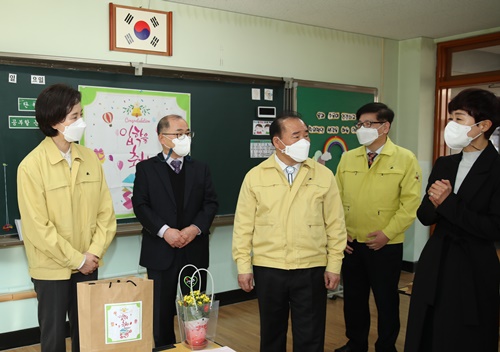 유은혜 교육부장관(맨 왼쪽)이 22일 광주 일동초등학교를 방문하여 새학기를 앞두고 코로나19 방역 등을 점검하고 있다. ⓒ광주시교육청 제공