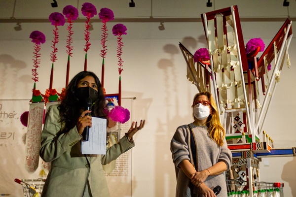 제13회 광주비엔날레 공동예술감독 데프네 아야스(Defne Ayas)(오른쪽)와 나타샤 진발라(Natasha Ginwala)(왼쪽)가 24일 광주비엔날레 전시관 1전시실에서 전시 준비 상황을 설명하고 있다. ⓒ광주비엔날레 제공