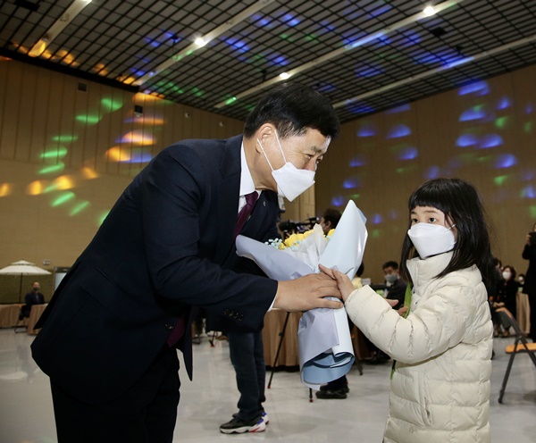 장석웅 전남도교육감이 26일 서울에서 유학을 온 한 초등생에게 환영의 꽃을 전달하고 있다. ⓒ전남도교육청 제공