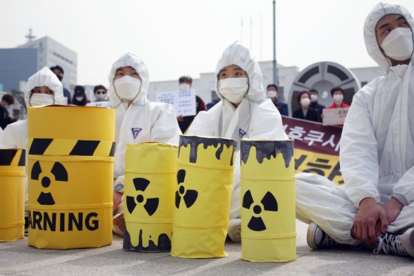 후쿠시마 핵사고 10주를 맞아 광주전남환경단체 회원들이 11일 오전 광주광역시 동구 5.18민주광장에서 핵발전소의 위험성을 알리는 상황극을 펼치고 있다. ⓒ예제하