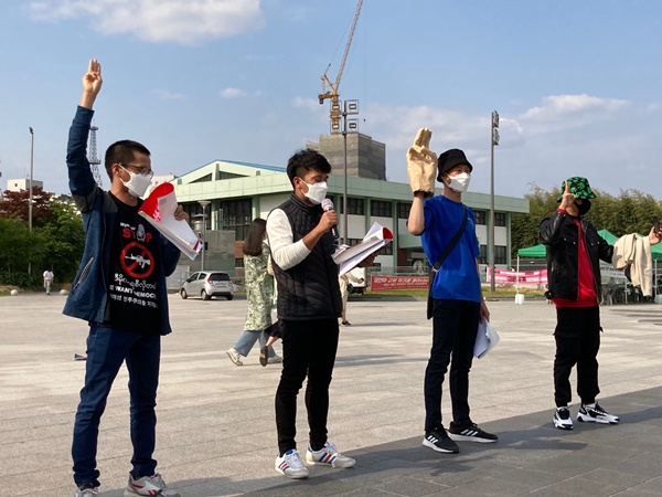 10일 5.18민주광장에서 열린 미얀마 응원 광주시민 6차 딴봉띠 집회에서 미얀마 이주노동자들이 집회 참가자들과 함께 현지 투쟁가를 부르고 있다. ⓒ광주인