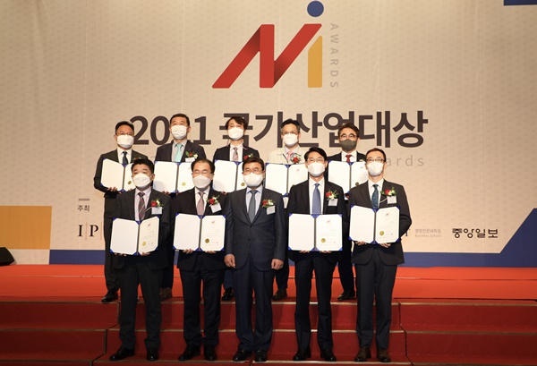 2021 국가산업대상 수상자들(뒷줄 왼쪽 두 번째가 한전KDN 윤종철 상생협력부장). ⓒ한전KDN 제공