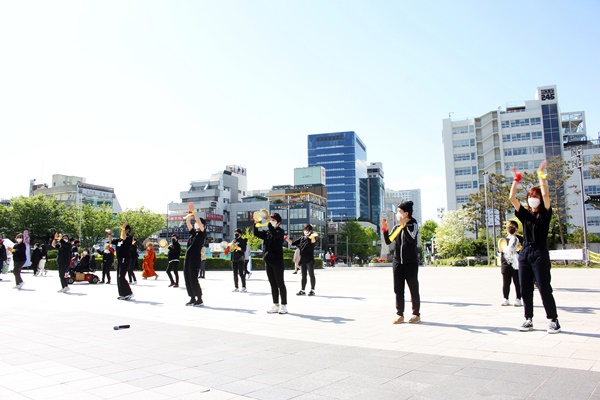 7차 딴봉띠 집회에서 광주여성민우회원과 광주여성장애인 연대가 '바위처럼'에 맞춰 율동 공연을 펼치고 있다. ⓒ예제하