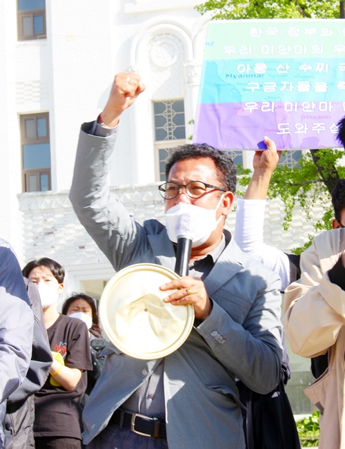 조모아 한국과 미얀마연대 대표가 17일 7차 딴봉띠 집회에 참석하여 구호를 선창하고 있다. ⓒ예제하