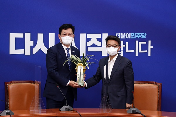 송영길 더불어민주당 대표(왼쪽)와 이철희 청와대 정무수석. ⓒ민주당 누리집 갈무리