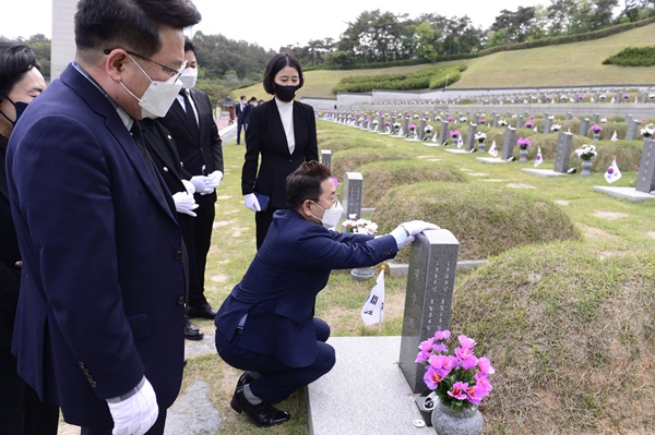 6일 광주서구의회 의원들이 국립5.18민주묘지를 참배하고 묘역을 둘러보고 있다. ⓒ광주서구의회 제공