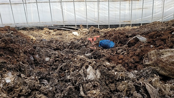 전북 남원시 수지면 남창리 소재 한 지렁이 폐기물 업체가 비닐하우스에 불법으로 폐기물을 쌓아놓고 있다. ⓒ박종현 제공