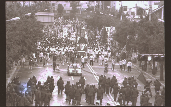 1991년 5월 16일 윤용하 열사 장례식 행렬을 당시 노태우 정권이 막아서고 있다.