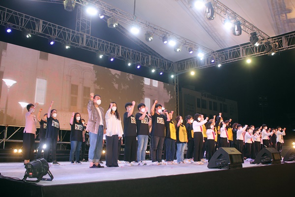 지난 17일 5.18민주광장 특설무대에서 펼쳐진 제41주년 5.18민중항쟁 전야제에서 미얀마 이주노동자와 유학생들이 광주 청소년, 장애인들과 함께 합창을 공연하고 있다. ⓒ예제하