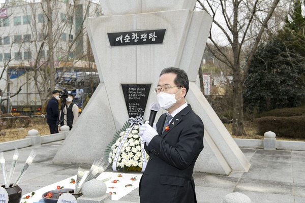 허석 전남 순천시장이 지난 2월 11일 여순항쟁탑을 참배하고 추념사를 하고 있다. ⓒ전남 순천시청 제공