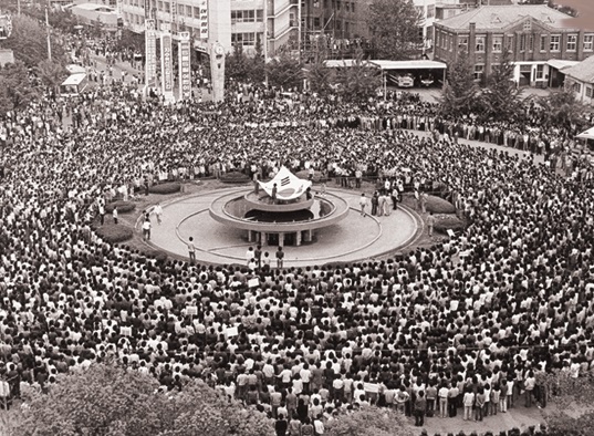 1980년 5월 전남 도청 앞 광장에서는 분수대를 중심으로 2만 여명의 시민과 학생들이 모여 ‘민족민주화대성회’를 열고 대대적인 횃불행진을 벌였다. ⓒ5.18기념재단 누리집 갈무리