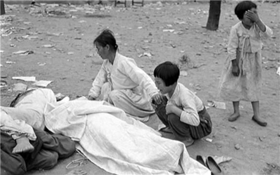 1948년 10월 여순항쟁 당시 무참하게 살해된 가족의 사신 앞에서 유가족이 오열하고 있다. ⓒ전남 여수시청