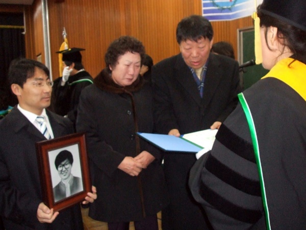 2007년 2월 고 박심배 선생이 생전에 부인 이영순 님과 함께 전남대학교 학위수여식에서 딸 박승희 열사의 명예졸업장을 받고 있다. ⓒ박승희정신계승사업회 제공