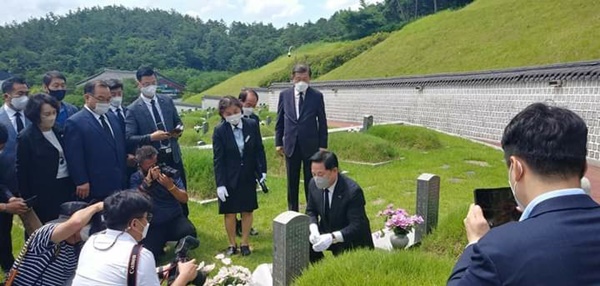 더불어민주당 대선예비후보 김두관 의원이 19일 국립5.18민주묘지를 참배하고 희생자 묘비를 어루만지고 있다. ⓒ예제하