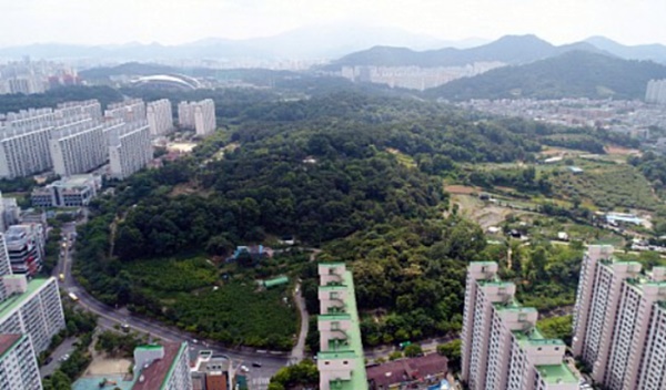특정 건설사에 대한 광주광역시의 특혜 논란이 끊이지 않는 광주 서구 풍암동 중앙공원 전경.