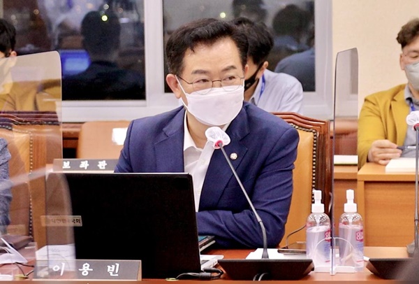 이용빈 의원(민주당. 광주 광산갑)이 국회 국정감사에서 질의하고 있다.