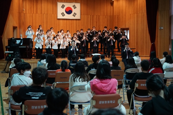 광주시립합창단이 진남초교 강당에서 공연하고 있다.