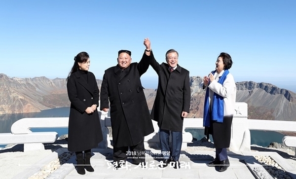 지난 2018년 9월 20일 문재인 대통령과 김정은 국무위원장이 백두산 정상인 장군봉에 올라 손을 맞잡아 들어올리고 있다. ⓒ청와대 누리집 갈무리