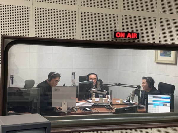 광주MBC 라디오 시사프로그램 '황동현의 시선집중' 방송 장면. ⓒ광주인 자료사진