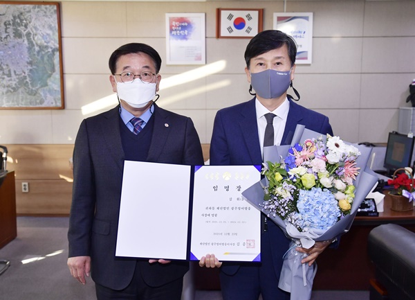 이용섭 광주시장(왼쪽)과 김휘 광주영어방송 대표(전 광주MBC 전 피디).