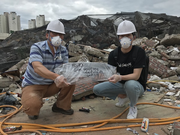 지난 6월 환경단체 회원들이 17명의 사상자가 발생한 광주학동 4구역 재개발구역에서 불법 석면철거 현장을 조사하고 있다.