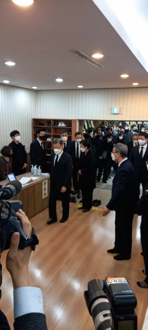 문재인 대통령과 김정숙 여사가 9일 오후 고 배은심 여사의 빈소가 마련된 조선대학교병원 장례식장에 들어서고 있다. ⓒ예제하