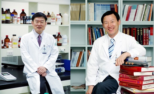 문재동 광주시립제2요양병원장(왼쪽)과 범희승 화순군립요양병원장.