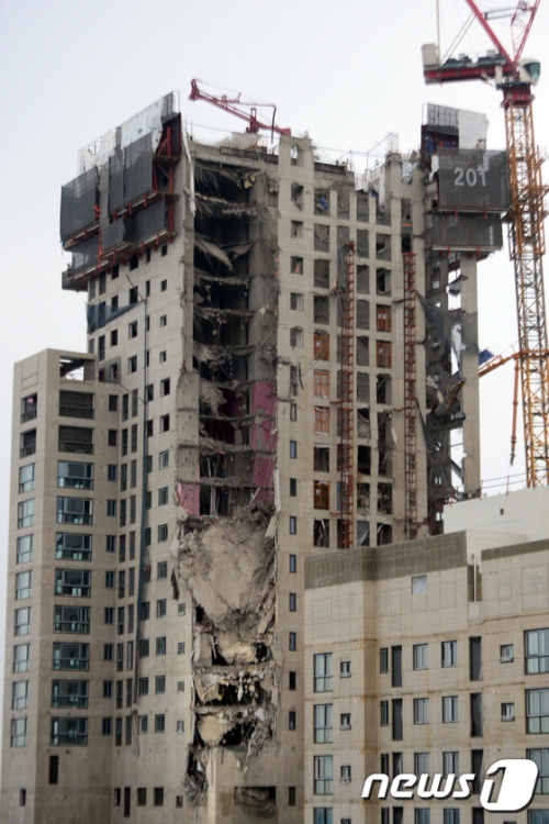 지난 11일 붕괴된 광주 서구 화정동 현대 아이파크 아파트 신축 공사장에 설치된 타워크레인. ⓒ뉴스1
