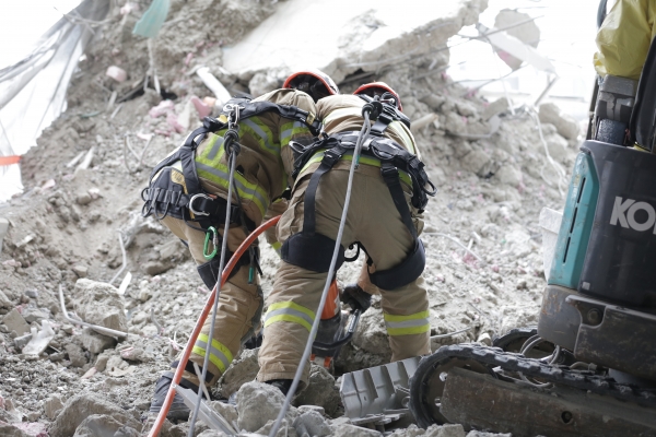 광주 서구 화정동 현대아이파크 아파트 붕괴 현장에서 24일 119 구조대원들이 실종자 5명에게 접근하기 위해 22층에서 콘크리트 잔해물을 유압절단기로 해체하고 있다.  ⓒ광주소방안전본부 제공