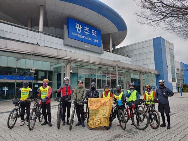 20일 자전거단체 회원들이 광주선 답사에 나서고 있다. ⓒ광주환경운동연합 제공