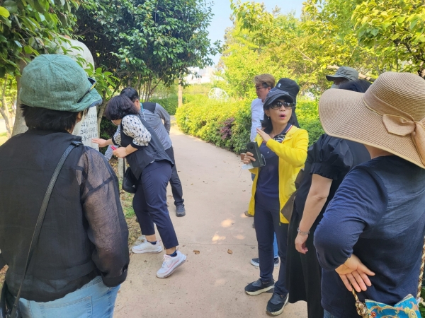 문학기행에 함께한 소설가와 시민들이 부안읍에 소재한 매창공원을 둘러보며 담소를 나누고 있다. ⓒ광주전남소설가협회 제공