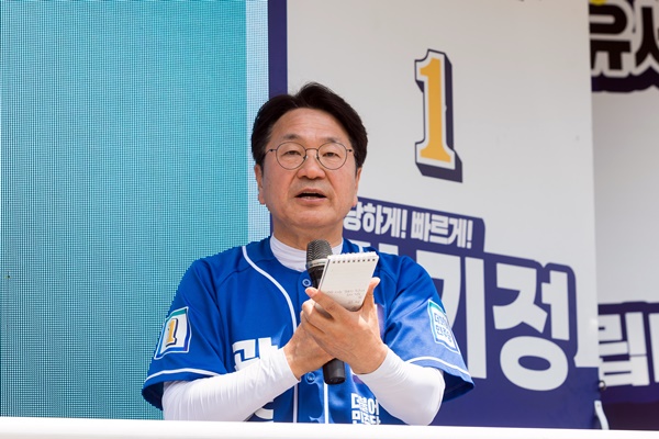 강기정 더불어민주당 광주광역시장 후보는 23일 광주 광산구에서 ‘찾아가는 정책소풍’을 진행하고 있다.