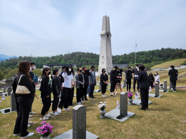 용연학교 학생들이 지난 20일 국립5.18민주묘지를 참배하고 묘역을 둘러보고 있다. ⓒ광주시교육청 제공