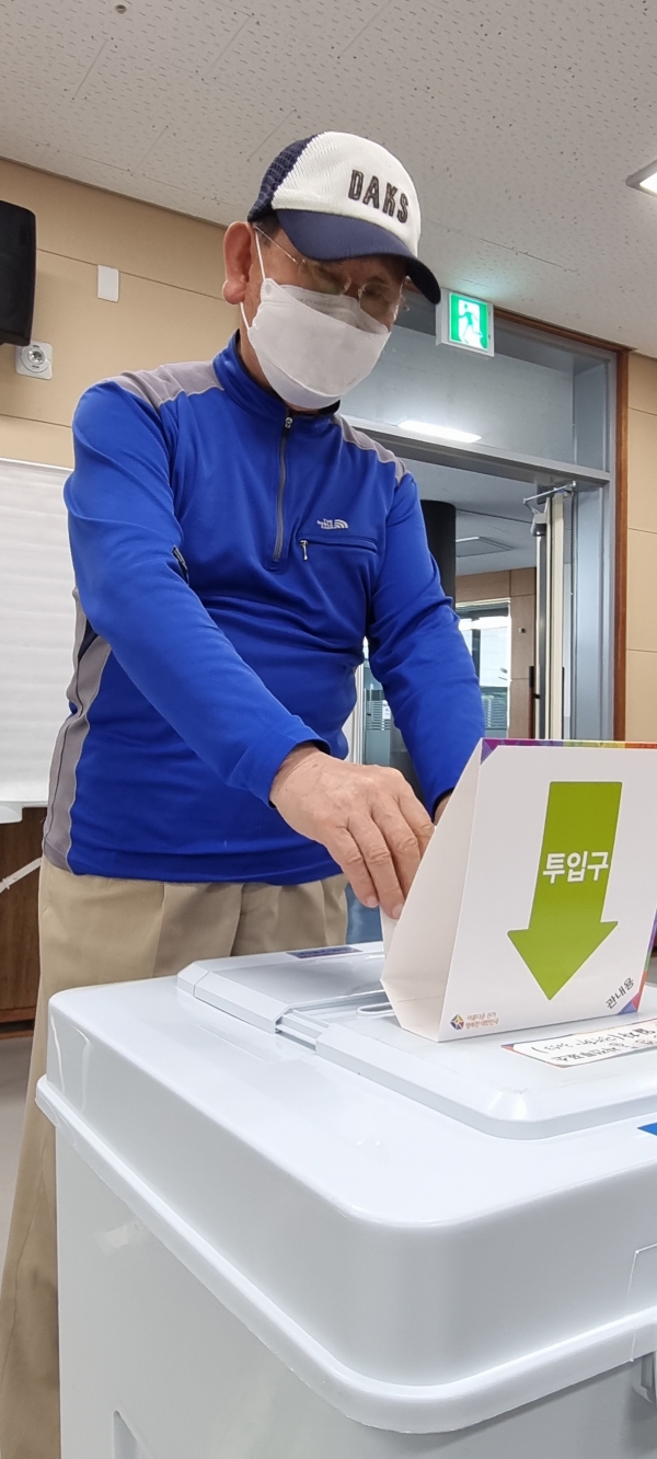 지난 27일 지방선거 사전투표일 첫 날 광주 동명동 투표소에서 한 유권자가 투표함에 투표용지를 넣고 있다. ⓒ예제하