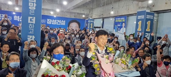 김한종 전남 장성군수 당선자가 1일 당선이 유력하자 지지자들과 축하하고 있다.