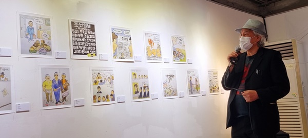 박재동 작가(경기신문 시사만화가)가 11일 광주메이홀에서 자신의 언론풍자 작품을 설명하고 있다. ⓒ예제하