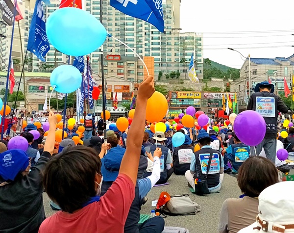 지난 23일 전국에서 집결한 희망버스 참가자들이 거제 대우조선 파업을 지지 집회에 참여하고 있다. ⓒ정찬호