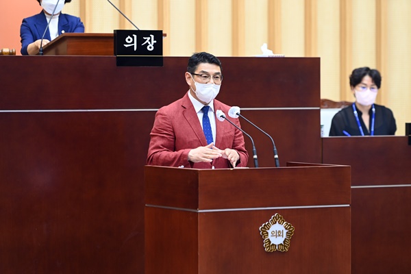 김태진 광주서구의원이 1일 임시회 본회의에서 5분 자유발언을 통해 '서구에너지전환마을 확대'를 제안하고 있다. ⓒ광주서구의회 제공