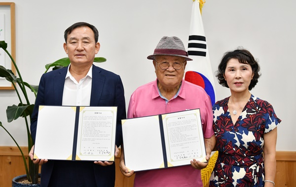 왼쪽부터 이병노 전남 담양군수, 김주필 주필거미박물관장.