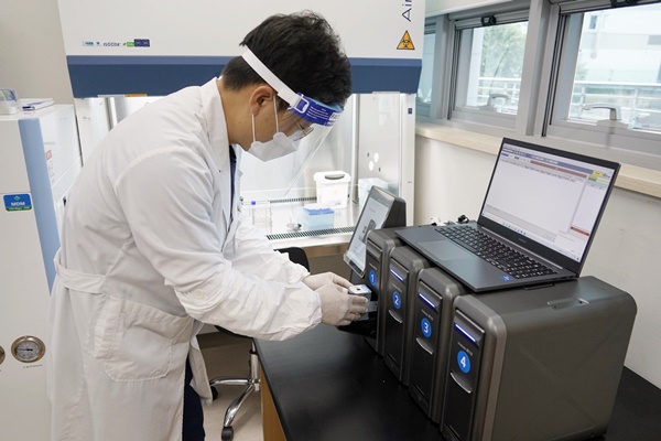 조선대학교병원 의료진이 응급환자 전용으로 최근 도입한  코로나 신속 PCR 검사 장비를 운용하고 있다. ⓒ조선대학교병원 제공