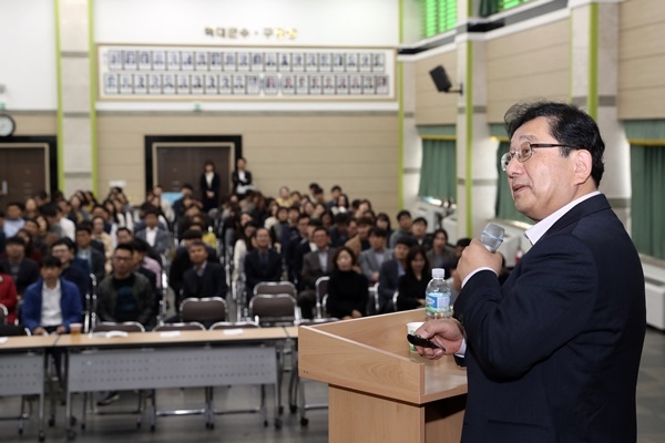 호사카 유지 세종대 교수가 지난 2019년 6월 광주 광산구청 대회의실에서 공무원들을 대상으로 인권교육을 하고 있다. ⓒ광주인 자료사진