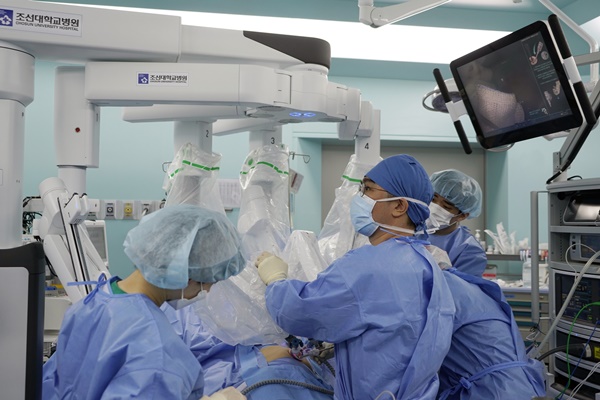 신민호 조선대병원 간담췌외과 교수가 ‘단일공 로봇 담낭절제술’을 시행하고 있다. ⓒ조선대학교병원 제공