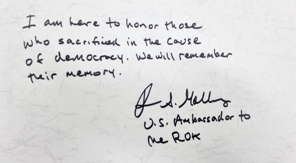 23일 필립 골드버그 주한미국대사가 국립5.18민주묘지 방명록에 남긴 글귀.  골드버그 대사는 '나는 민주주의를 위해 희생한 사람들을 기리기위해 여기에 왔다. 그들의 대한 기억(이야기)를 기억할것이다.'고 적었다. ⓒ예제하