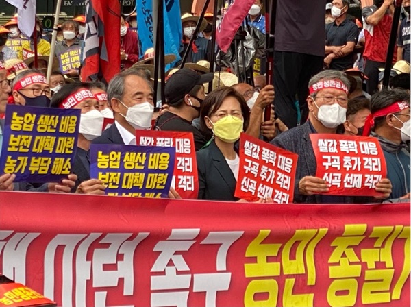 정의당 강은미 의원이 29일 서울역에서 열린 전국농민총궐기대회에 참석하고 있다. ⓒ강은미 의원실 제공