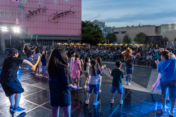 지난 7월 16일 광주비엔날레광장에서 열린 댄스챌린지 장면. ⓒ광주문화재단 제공