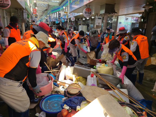 전남도 자원봉사자들이 8일 포항 태풍피해지역에서 복구활동을 지원하고 있다. ⓒ전남도청 제공