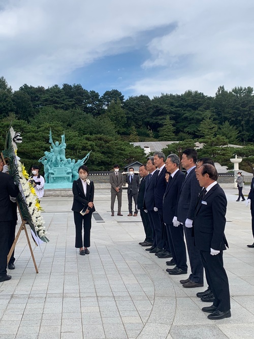하토야마 유키오 전 일본총리가 6일 국립5.18민주묘지를 참배하고 있다. ⓒ전남대학교 제공