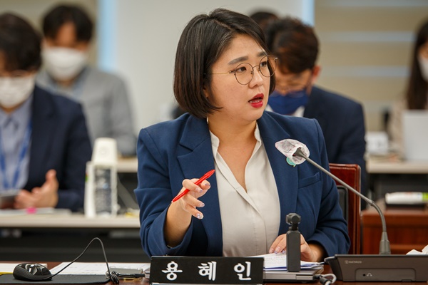 기본소득당 용혜인 의원이 국정감사에서 질의하고 있다. ⓒ용혜인 의원실 제공