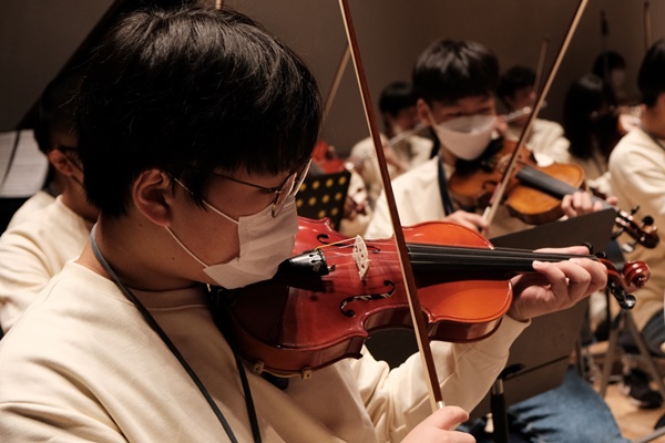 전남 구례동중학교 재학생들이 바이올린을 연습하고 있다. ⓒ구례동중학교 제공
